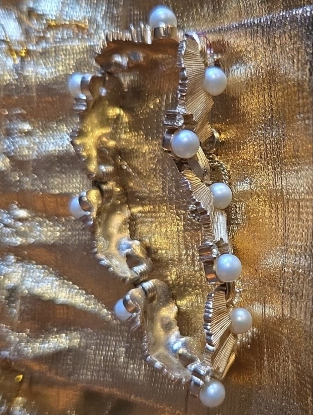 GOLDTONE BRACELET WITH FAUX PEARLS CROWN TRIFARI